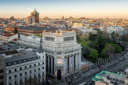 Téléchargez les photos : Madrid, Espagne - 20 mars 2019 : Vue aérienne de l'Institut Cervantes à la rue Calle de Alcala - Madrid, Espagne - en image libre de droit
