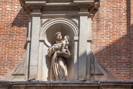 Foto de Madrid, España - 23 de marzo de 2019: Estatua de San Antonio en la fachada de la Iglesia de San Antonio de los Alemanes - Madrid, España - Imagen libre de derechos