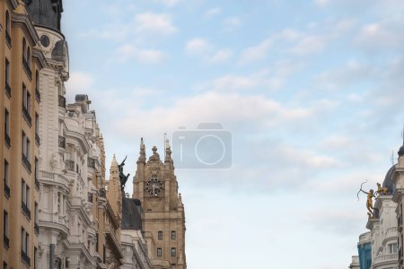 Téléchargez les photos : Madrid, Espagne - 23 mars 2019 : Haut des bâtiments de Gran Via Street avec Diana la Chasseuse sculpture visant Phoenix et Endymion (ou Ganymède) et Telefonica Building Tower - Madrid, Espagne - en image libre de droit