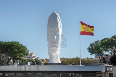 Téléchargez les photos : Madrid, Espagne - 25 mars 2019 : Fernan Gomez Centro Cultural de la Villa avec Julia Sculpture de Jaume Plensa, 2018 - Madrid, Espagne - en image libre de droit