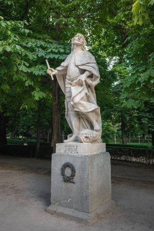 Téléchargez les photos : Madrid, Espagne - 17 juin 2019 : Statue du roi Alphonse Ier d'Aragon au Paseo de la Argentina dans le Parc du Retiro - Madrid, Espagne - en image libre de droit