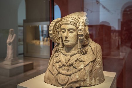 Téléchargez les photos : Madrid, Espagne - 18 juin 2019 : Lady of Elche (La Dama de Elche) Sculpture ibérique au Musée archéologique national - Madrid, Espagne - en image libre de droit