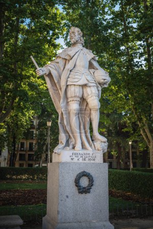 Téléchargez les photos : Madrid, Espagne - 19 juin 2019 : Statue du roi Ferdinand Ier de Léon (Fernando I de Leon) sur la place Plaza de Oriente - Madrid, Espagne - en image libre de droit
