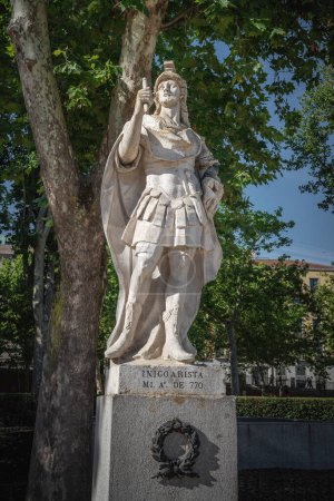 Téléchargez les photos : Madrid, Espagne - 19 juin 2019 : Statue de l'Inigo Arista de Pamplona sur la place Plaza de Oriente - Madrid, Espagne - en image libre de droit