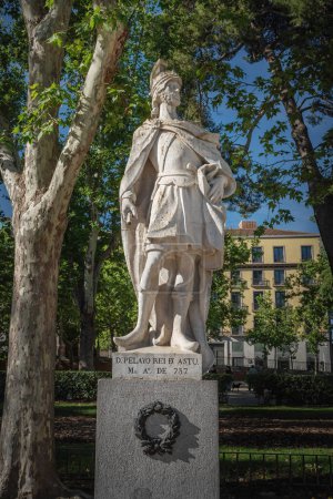 Foto de Madrid, España - 19 de junio de 2019: Estatua del Rey Pelagio de Asturias (Don Pelayo) en la Plaza de Oriente - Madrid, España - Imagen libre de derechos
