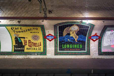 Foto de Madrid, España - 20 de junio de 2019: Carteles publicitarios antiguos en la antigua estación Chamberi del Metro de Madrid - Madrid, España - Imagen libre de derechos