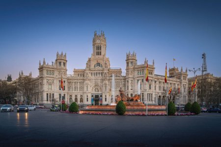 Téléchargez les photos : Plaza de Cibeles avec le palais de Cibeles et la fontaine de Cybele au coucher du soleil - Madrid, Espagne - en image libre de droit