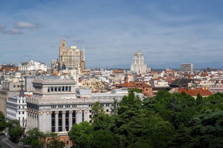 Foto de Vista aérea del centro de Madrid Skyline con los edificios Gran Vía y Plaza de España - Madrid, España - Imagen libre de derechos