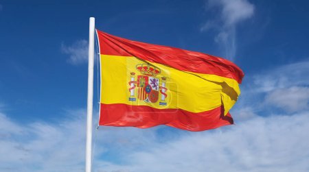 Flagge Spaniens am blauen Himmel