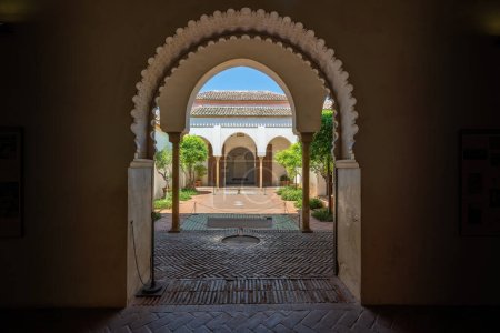 Téléchargez les photos : Malaga, Espagne - 18 mai 2019 : Patio de los Naranjos (cour d'oranger) à Nasrid et palais de Taifa à la forteresse d'Alcazaba - Malaga, Andalousie, Espagne - en image libre de droit