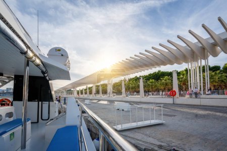 Téléchargez les photos : Malaga, Espagne - 18 mai 2019 : Paseo del Muelle Uno Catamaran - Malaga, Andalousie, Espagne - en image libre de droit