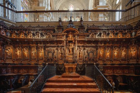 Téléchargez les photos : Malaga, Espagne - 19 mai 2019 : stalles en bois de la cathédrale de Malaga - Malaga, Andalousie, Espagne - en image libre de droit