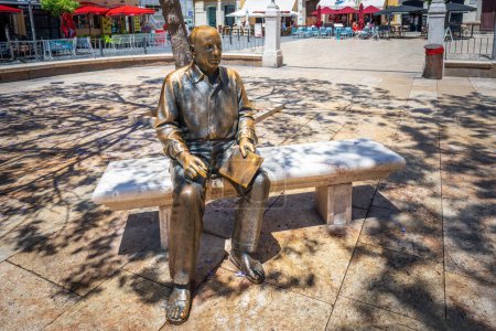 Téléchargez les photos : Malaga, Espagne - 20 mai 2019 : Statue de Pablo Picasso sur la place de la Merced - Malaga, Andalousie, Espagne - en image libre de droit