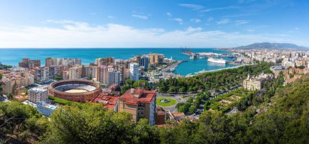 Panorama-Luftaufnahme mit Plaza de Toros, Hafen von Malaga und Rathaus - Malaga, Andalusien, Spanien