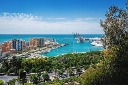 Téléchargez les photos : Vue aérienne de la côte de Malaga et du port de Malaga - Malaga, Andalousie, Espagne - en image libre de droit
