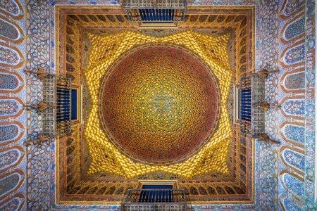 Téléchargez les photos : Séville, Espagne - 3 avril 2019 : Dôme plafond de la salle des ambassadeurs (Salon de Embajadores) à Alcazar (Palais royal de Séville) - Séville, Andalousie, Espagne - en image libre de droit