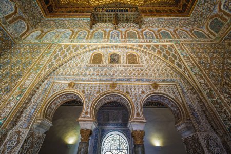 Foto de Sevilla, España - 3-abr-2019: Triple Arco de Herradura en el Salón de Embajadores de Alcázar (Palacio Real de Sevilla) - Sevilla, Andalucía, España - Imagen libre de derechos