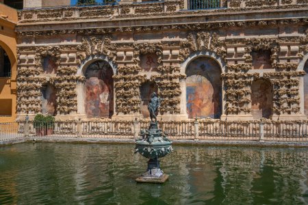Téléchargez les photos : Séville, Espagne - 3 avril 2019 : Étang Mercure (Estanque de Mercurio) aux Jardins Alcazar (Palais Royal de Séville) - Séville, Andalousie, Espagne - en image libre de droit