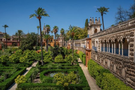 Téléchargez les photos : Séville, Espagne - 3 avril 2019 : Jardin de l'Alcôve (Jardin de la Alcoba), Jardin des Dames (Jardin de las damas) et Galerie des Grotesques à Alcazar (Palais Royal de Séville) - Séville, Espagne - en image libre de droit