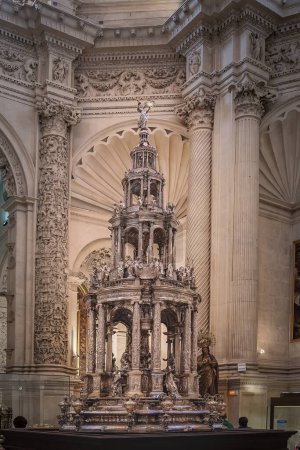 Foto de Sevilla, España - Apr 4, 2019: Custodia Procesional en la Sacristía Principal (Sacristia Mayor) en la Catedral de Sevilla Interior - Sevilla, Andalucía, España - Imagen libre de derechos