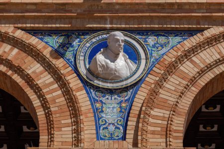 Téléchargez les photos : Séville, Espagne - 5 avril 2019 : Médaillon décoratif à l'effigie de Lope de Vega sur la Plaza de Espana - Séville, Andalousie, Espagne - en image libre de droit