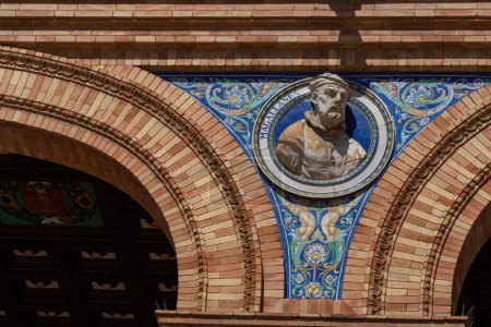 Téléchargez les photos : Séville, Espagne - 5 avril 2019 : Médaillon décoratif à l'effigie de Ferdinand Magellan sur la Plaza de Espana - Séville, Andalousie, Espagne - en image libre de droit