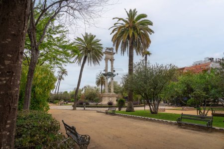 Foto de Sevilla, España - Apr 7, 2019: Jardines de Murillo (Jardines de Murillo) y Monumento a Colón - Sevilla, Andalucía, España - Imagen libre de derechos