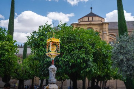 Téléchargez les photos : Fontaine Santa Maria au Patio de los Naranjos Cour de la Mosquée-Cathédrale de Cordoue - Cordoue, Andalousie, Espagne - en image libre de droit