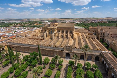 Téléchargez les photos : Vue Aérienne de la Mosquée-Cathédrale de Cordoue et Patio de los Naranjos Cour - Cordoue, Andalousie, Espagne - en image libre de droit