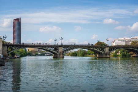 Téléchargez les photos : Pont de Triana (Puente de Triana) à Guadalquivir River et Sevilla Tower (Torre Sevilla) - Séville, Andalousie, Espagne - en image libre de droit