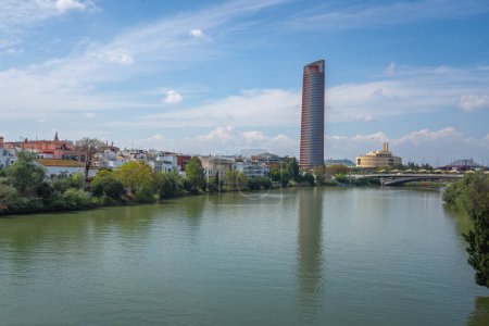 Téléchargez les photos : Rivière Guadalquivir et Tour de Séville (Torre Sevilla) - Séville, Andalousie, Espagne - en image libre de droit