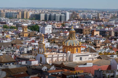 Téléchargez les photos : Vue Aérienne De Séville Avec L'église De Santa Cruz - Séville, Andalousie, Espagne - en image libre de droit