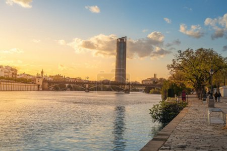 Téléchargez les photos : Rivière Guadalquivir et tour de Séville (Torre Sevilla) au coucher du soleil - Séville, Andalousie, Espagne - en image libre de droit