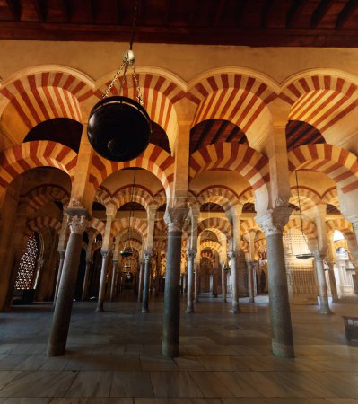 Foto de Córdoba, España - 10 de junio de 2019: Arcos y columnas del Aula de Oración Hypostyle en la Mezquita-Catedral de Córdoba (Expansión Abd ar-Rahman II) - Córdoba, Andalucía, España - Imagen libre de derechos