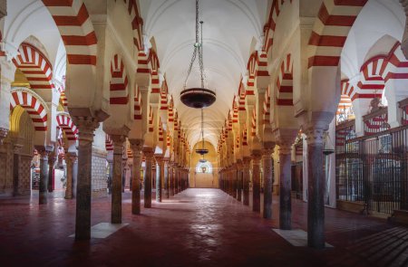 Foto de Córdoba, España - 10 de junio de 2019: Arcos y columnas del Aula de Oración Hypostyle en la Mezquita-Catedral de Córdoba - Córdoba, Andalucía, España - Imagen libre de derechos