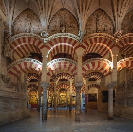 Foto de Córdoba, España - 10 de junio de 2019: Arcos y columnas del Aula de Oración Hypostyle en la Mezquita Catedral de Córdoba (Expasión Al-Hakam II) - Córdoba, Andalucía, España - Imagen libre de derechos