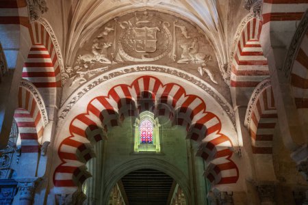 Foto de Córdoba, España - 10 de junio de 2019: Arco blanco y rojo en Al-Hakam II Zona de Expasión de la Mezquita Catedral de Córdoba - Córdoba, Andalucía, España - Imagen libre de derechos