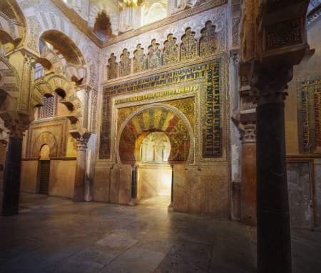 Téléchargez les photos : Cordoue, Espagne - 10 juin 2019 : Mihrab (niche de prière) à la mosquée-cathédrale de Cordoue Intérieur - Cordoue, Andalousie, Espagne - en image libre de droit