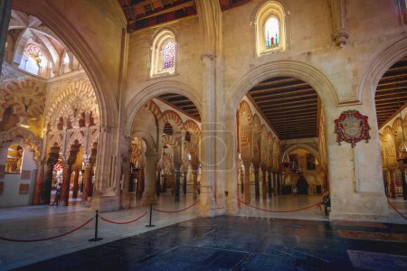 Téléchargez les photos : Cordoue, Espagne - 10 juin 2019 : Zone d'excursion Al-Hakam II de la mosquée-cathédrale de Cordoue - Cordoue, Andalousie, Espagne - en image libre de droit
