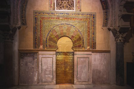 Téléchargez les photos : Cordoue, Espagne - 10 juin 2019 : Porte droite Mihrab (Bab al Sabat) à la mosquée-cathédrale de Cordoue Intérieur - Cordoue, Andalousie, Espagne - en image libre de droit
