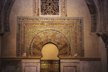 Foto de Córdoba, España - 10 de junio de 2019: Puerta derecha de Mihrab (Bab al Sabat) en la Mezquita-Catedral de Córdoba Interior - Córdoba, Andalucía, España - Imagen libre de derechos