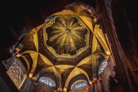 Téléchargez les photos : Cordoue, Espagne - 10 juin 2019 : Mihrab (niche de prière) Plafond à la mosquée-cathédrale de Cordoue Intérieur - Cordoue, Andalousie, Espagne - en image libre de droit