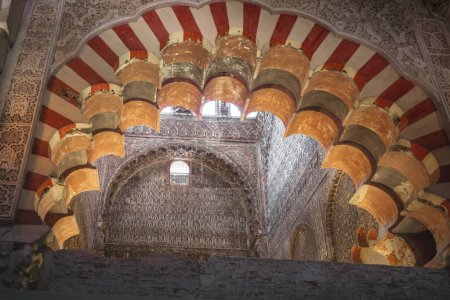 Téléchargez les photos : Cordoue, Espagne - 10 juin 2019 : Chapelle royale à la mosquée-cathédrale de Cordoue Intérieur - Cordoue, Andalousie, Espagne - en image libre de droit