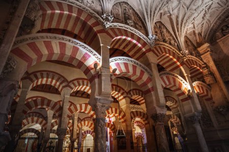 Foto de Córdoba, España - 10 de junio de 2019: Arcos y columnas del Aula de Oración Hypostyle en la Mezquita Catedral de Córdoba (Expasión Al-Hakam II) - Córdoba, Andalucía, España - Imagen libre de derechos