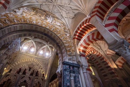 Téléchargez les photos : Cordoue, Espagne - 10 juin 2019 : Arches d'Al-Hakam II Zone d'excursion de la mosquée-cathédrale de Cordoue - Cordoue, Andalousie, Espagne - en image libre de droit