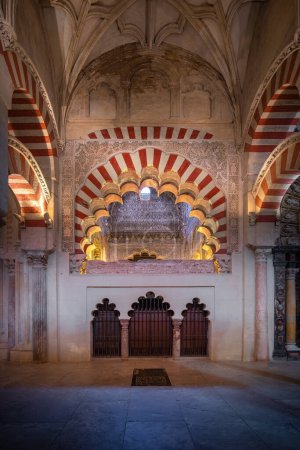 Téléchargez les photos : Cordoue, Espagne - 10 juin 2019 : Chapelle royale à la mosquée-cathédrale de Cordoue Intérieur - Cordoue, Andalousie, Espagne - en image libre de droit