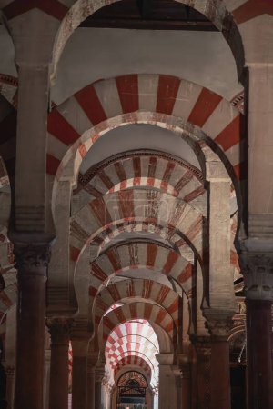 Foto de Córdoba, España - 10 de junio de 2019: Sala de Oración Arcos de Hipóstilo en la Mezquita-Catedral de Córdoba (antigua sección original de Abd Al-Rahman I) - Córdoba, Andalucía, España - Imagen libre de derechos