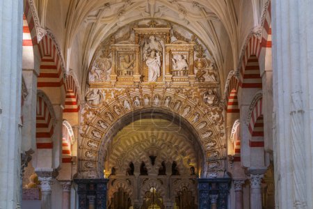 Téléchargez les photos : Cordoue, Espagne - 10 juin 2019 : Arc avec des éléments chrétiens dans la zone d'excursion Al-Hakam II de la mosquée-cathédrale de Cordoue - Cordoue, Andalousie, Espagne - en image libre de droit