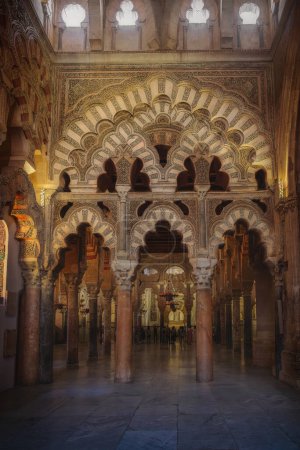 Téléchargez les photos : Cordoue, Espagne - 10 juin 2019 : Arcs entrelacés dans la chapelle Villaviciosa à la mosquée-cathédrale de Cordoue Intérieur - Cordoue, Andalousie, Espagne - en image libre de droit