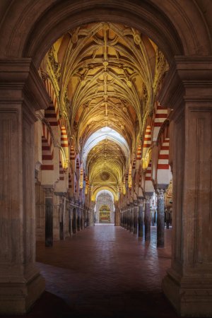 Foto de Córdoba, España - 10 de junio de 2019: Bóveda torácica, arcos y columnas en la mezquita-catedral de Córdoba - Córdoba, Andalucía, España - Imagen libre de derechos